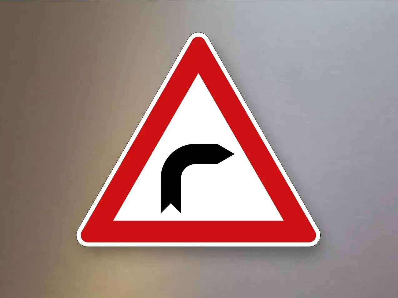 Achtung, hier kommt eine scharfe rechtskurve! Dieses Verkehrsschild warnt vor einer bevorstehenden Richtungs&auml;nderung.