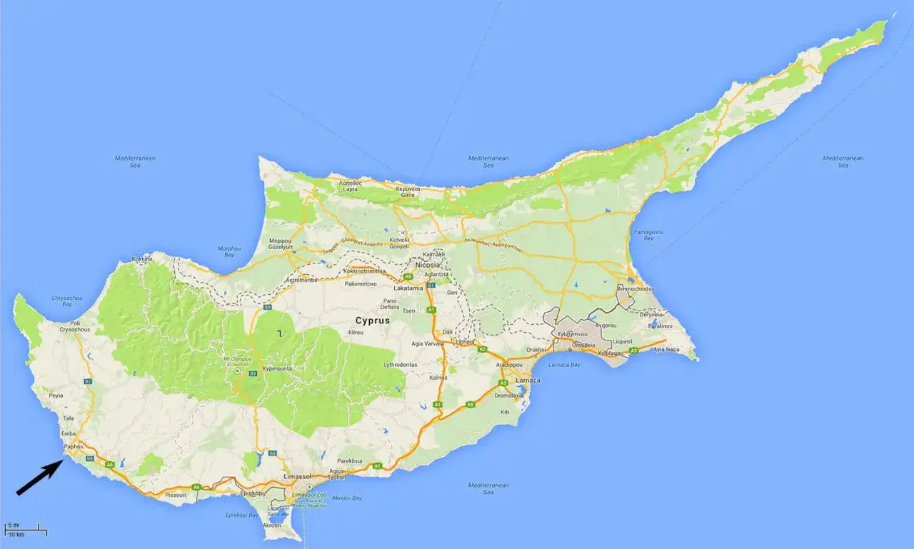 Mapa Cypru z zaznaczoną Paphos. Zastanawiasz się, ile się leci na Cypr? Z tej perspektywy widać, jak daleko jest do głównych miast.