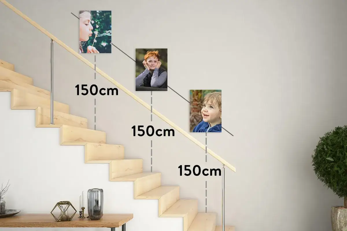 Tre tavlor med barn placerade längs en trappa, med måttangivelser som visar 150 cm.