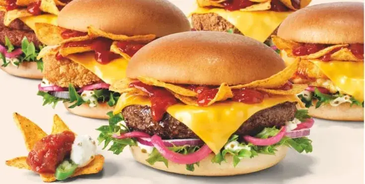 burger z różnymi dodatkami premium