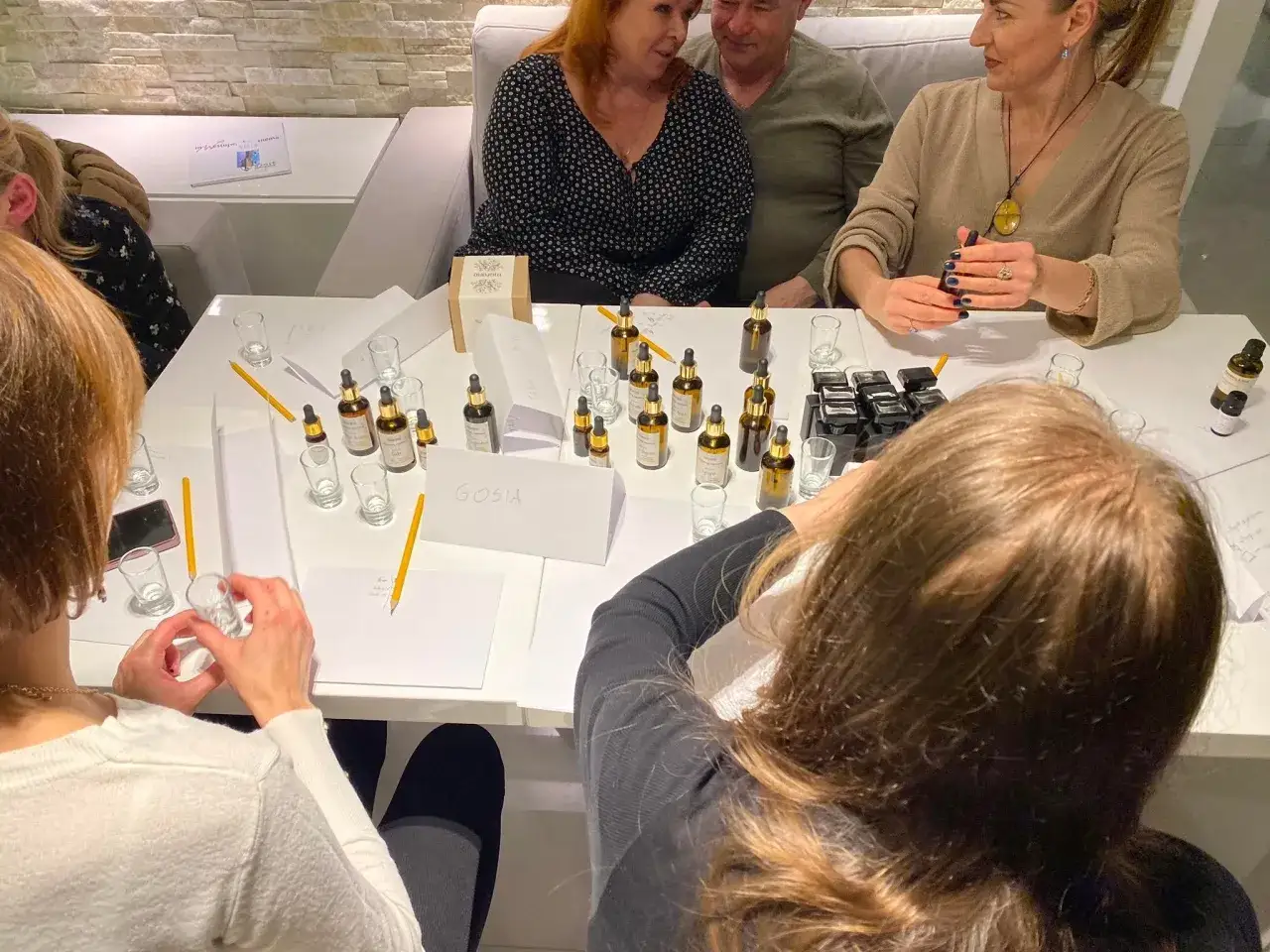 kobieta tworząca perfumy w domu, DIY perfumy, warsztat perfumeryjny