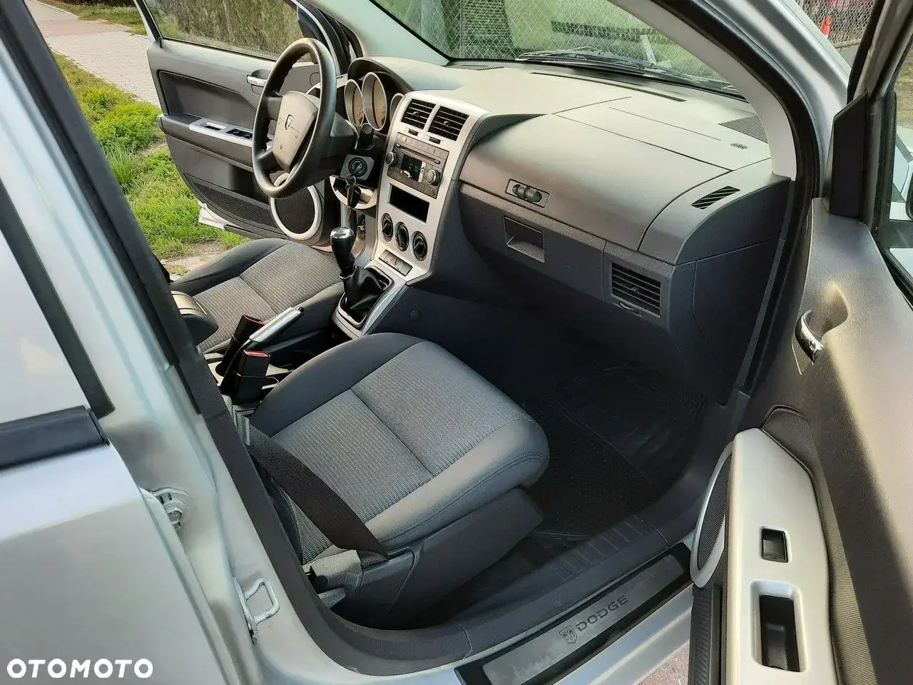 Wnętrze Dodge Caliber. Kierownica, siedzenia, deska rozdzielcza. Czy warto kupić? Sprawdź opinie.