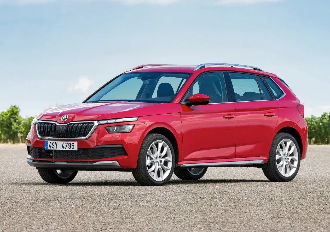 Czerwona Skoda Kamiq na drodze. Zastanawiasz się, jaki silnik wybrać do tego modelu?