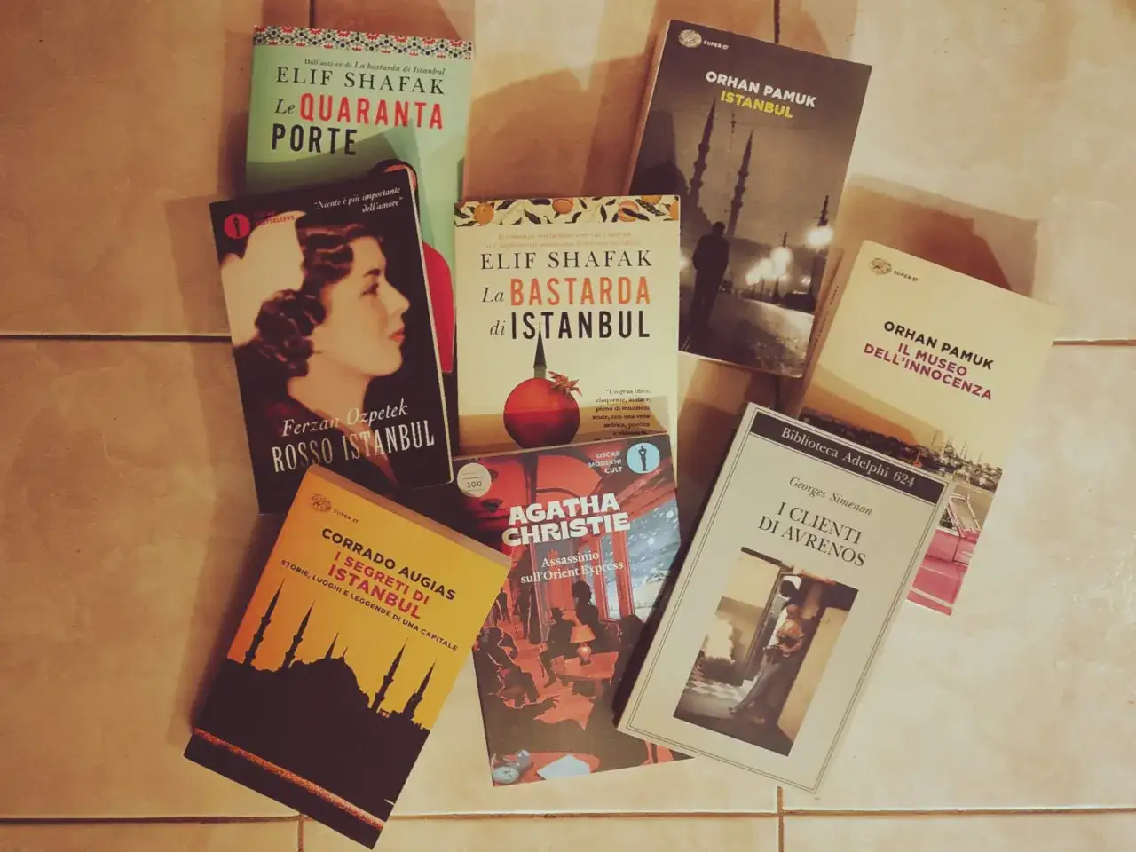 Una collezione di libri su Istanbul, tra cui opere di Orhan Pamuk, Elif Shafak e Corrado Augias, esplora storie e segreti della capitale turca.