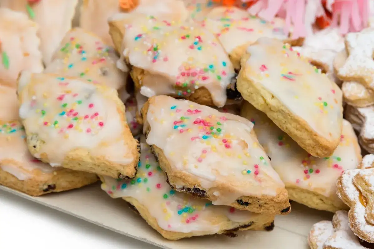Dolci sardi glassati con codette colorate, un assaggio di tradizione e allegria.
