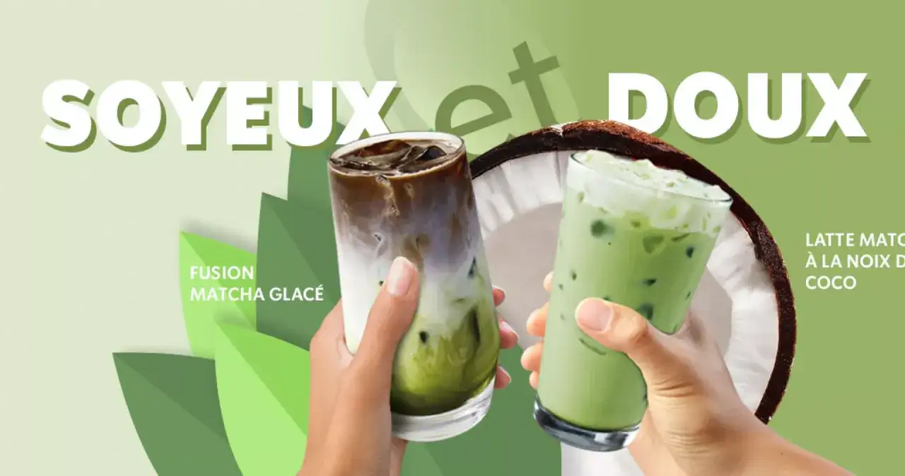 Deux mains tiennent des boissons Starbucks : un latte matcha glac&eacute; et un latte matcha &agrave; la noix de coco.