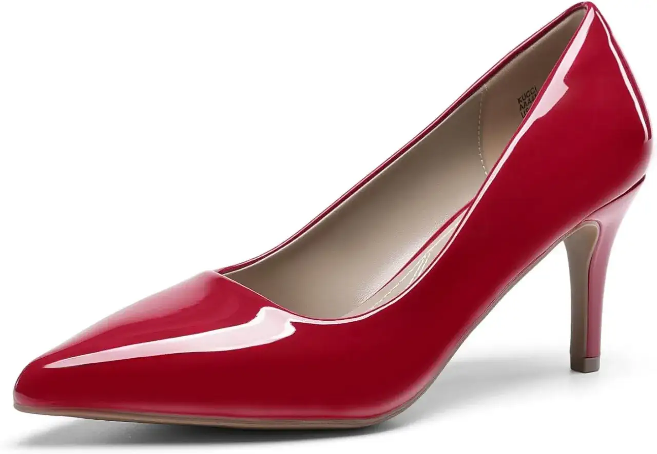 Escarpins rouges vernis, un classique pour savoir comment porter des escarpins avec élégance. Parfaits pour toutes les occasions.