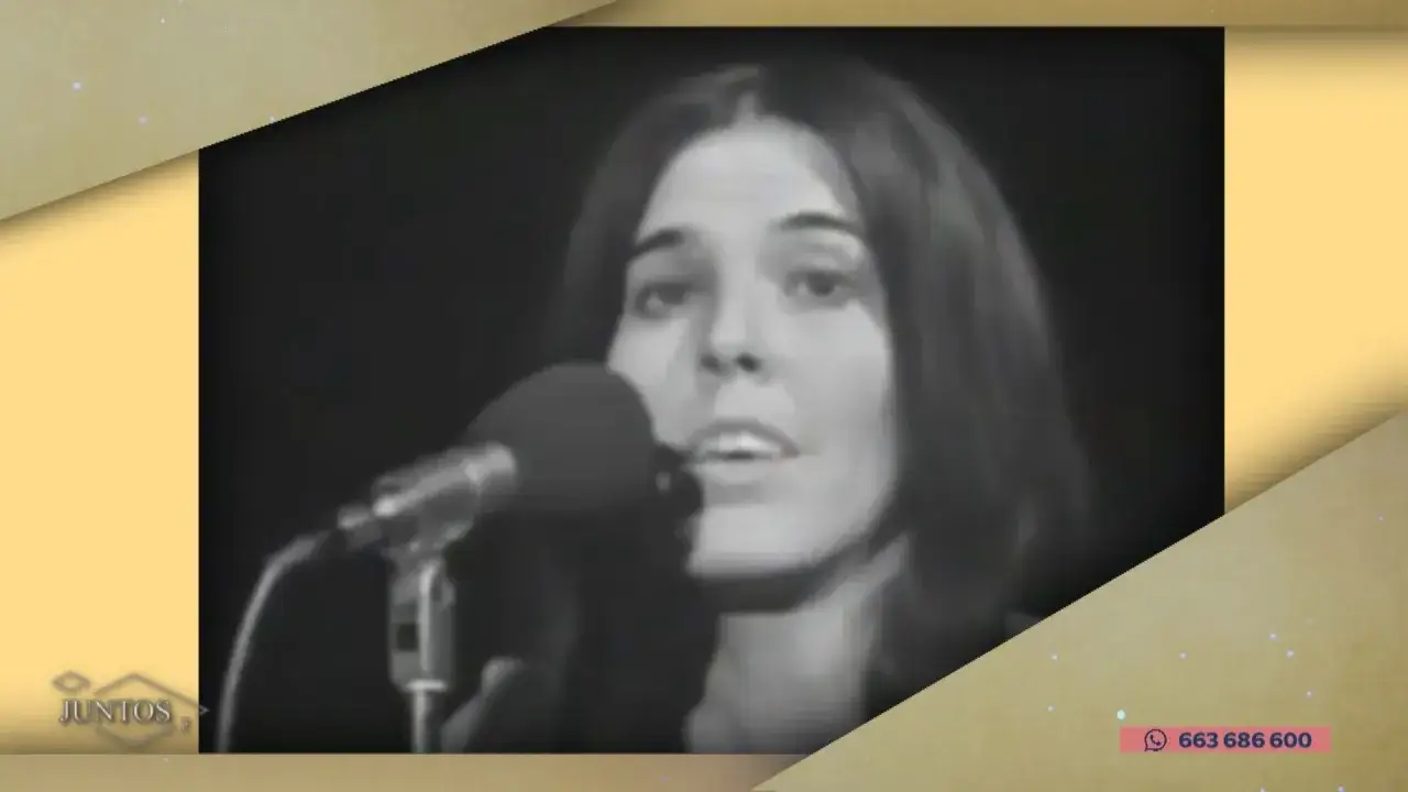 Evangelina Sobredo Galanes, una artista con una voz cautivadora, canta frente a un micrófono en blanco y negro.