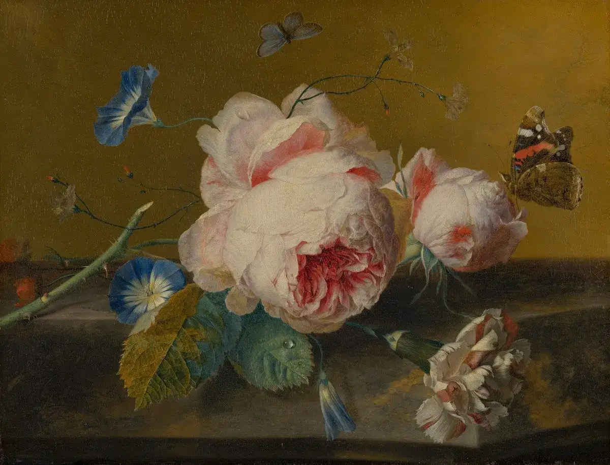 Ein berühmtes Gemälde mit Blumen: zarte Rosen, blaue Glockenblumen und Schmetterlinge auf dunklem Grund.