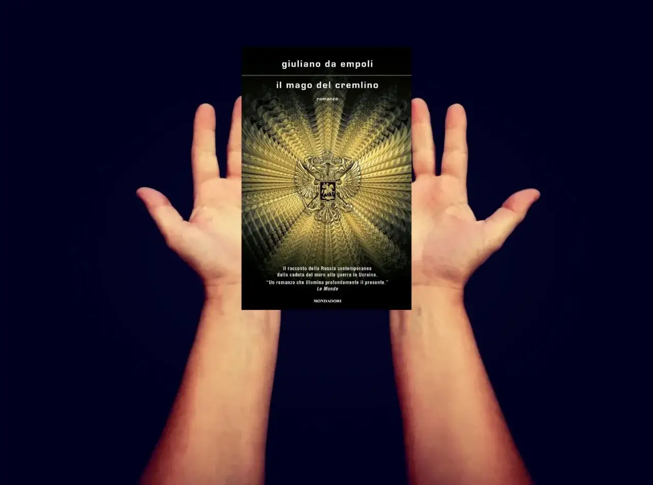 Due mani aperte sorreggono la copertina del libro