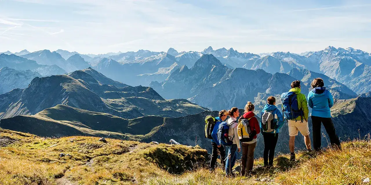 Wanderer im Allgäu mit Bergblick