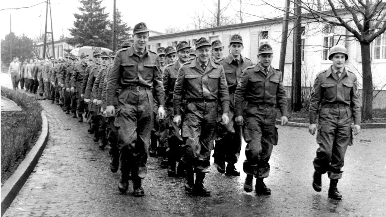 Soldaten der alten Bundeswehr marschieren in Reih und Glied.