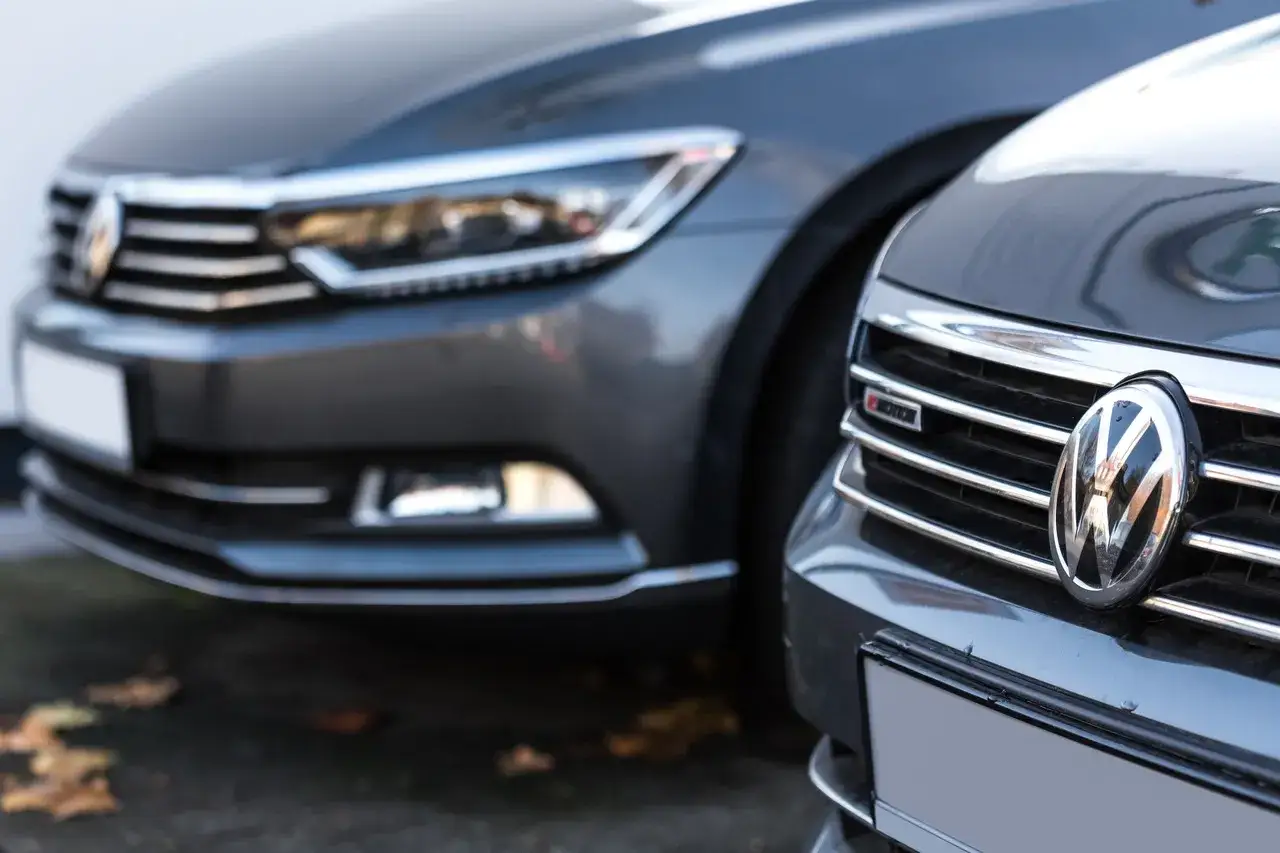 Dwa szare Volkswageny, idealne do rozważenia, jak kupić auto w Niemczech.