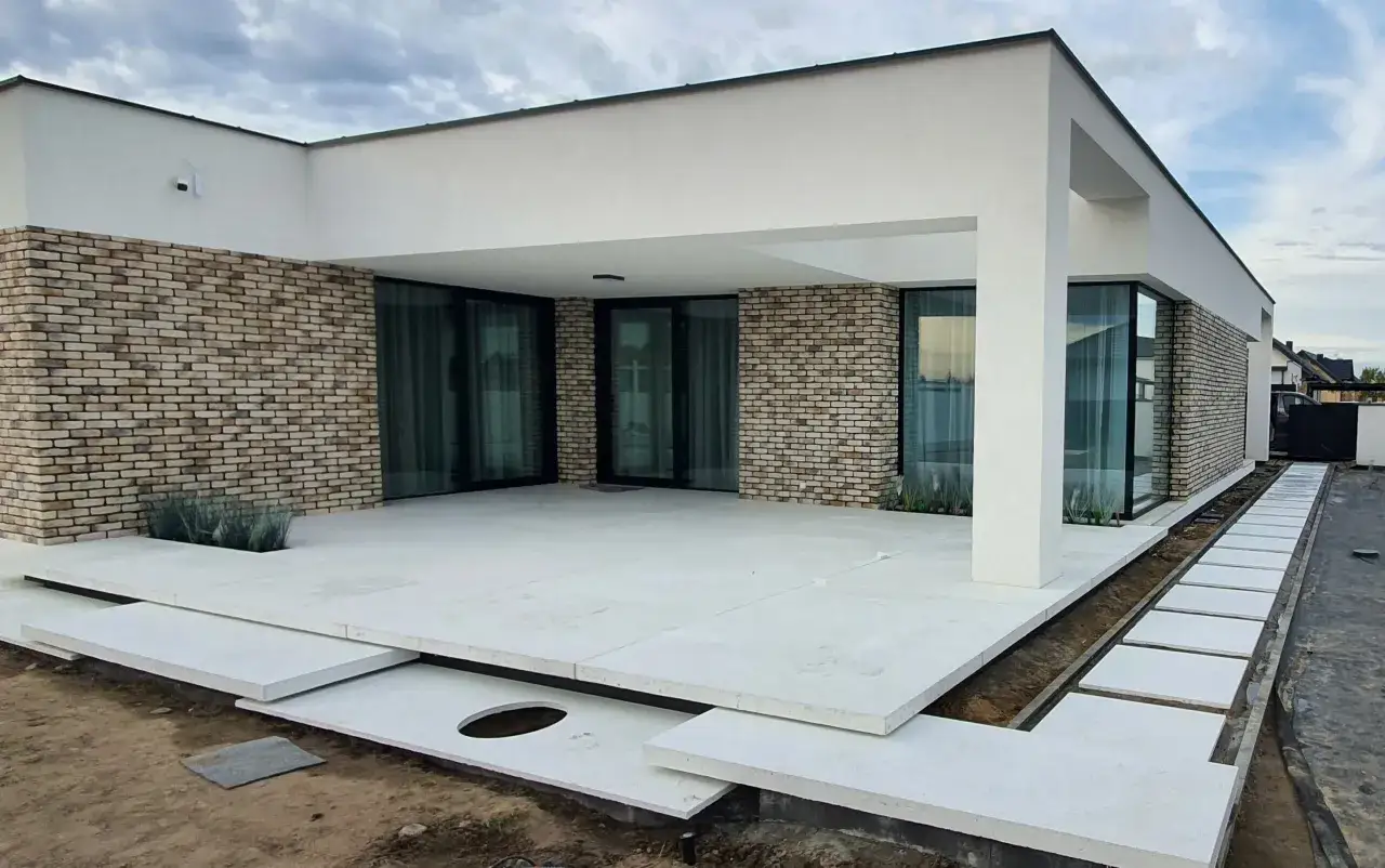 Taras z płyt betonowych architektonicznych