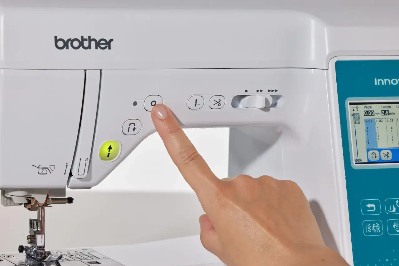 Dedo presionando bot&oacute;n en m&aacute;quina de coser Brother, ideal para tu curso aprender a coser.