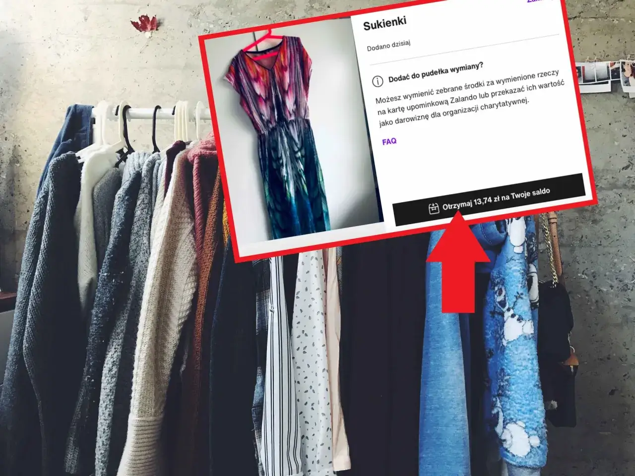 Ubrania na wieszakach. Na ekranie informacja, gdzie można oddać ubrania za pieniądze – na kartę podarunkową lub na cele charytatywne.
