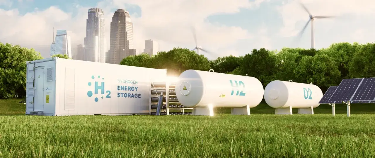 Wasserstoffspeicher neben Solaranlagen und Windrädern, die das erneuerbare Energien Speicherproblem lösen.
