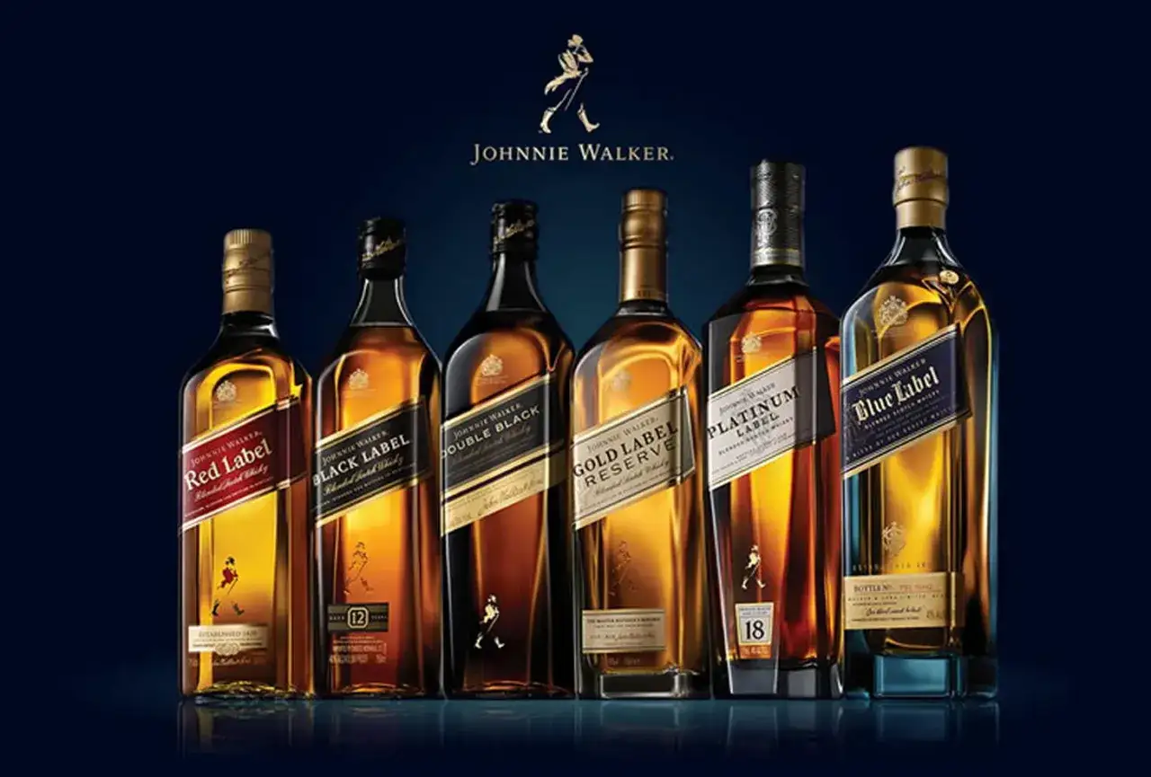 Sześć butelek whisky Johnnie Walker: Red Label, Black Label, Double Black, Gold Label Reserve, Platinum Label i Blue Label, prezentowane na ciemnym tle.