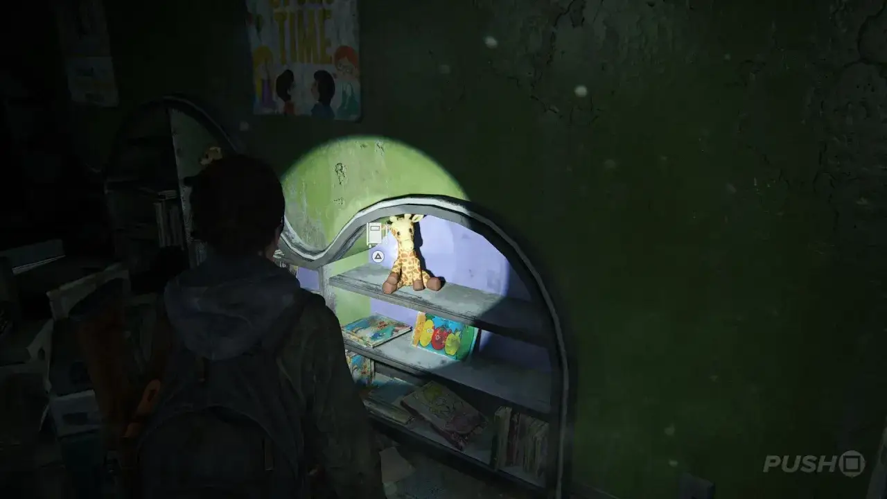 Ellie encuentra un peluche de jirafa en una estantería, un detalle conmovedor entre los trofeos de The Last of Us 2.