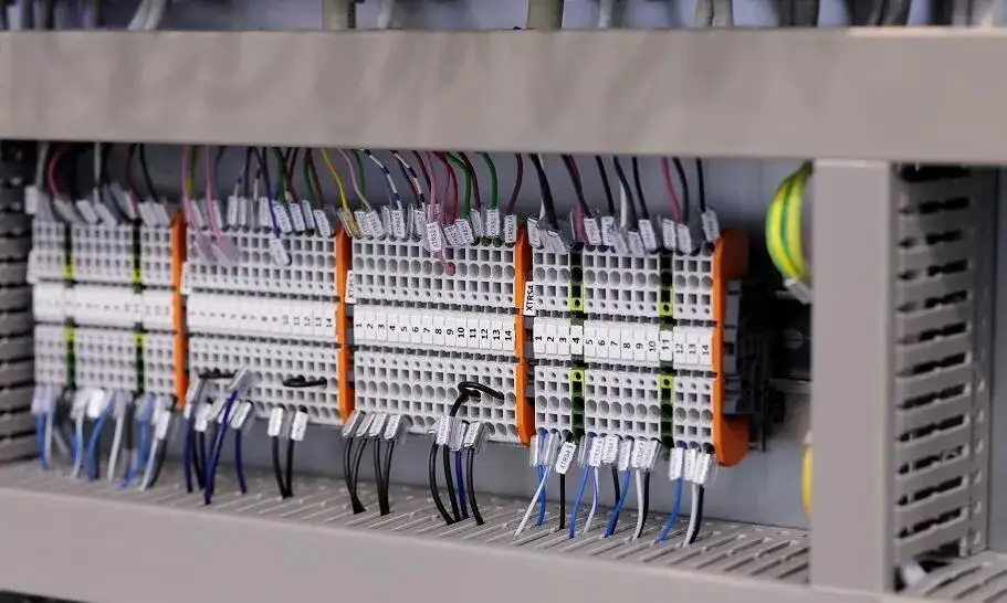 różne typy rozdzielnic elektrycznych domowych