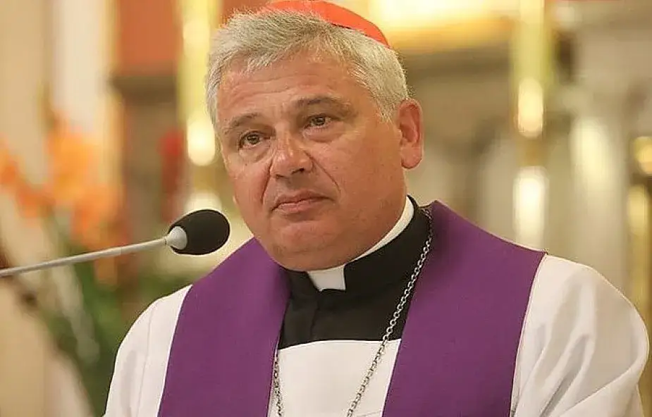 para narzeczonych rozmawiająca z księdzem w kancelarii