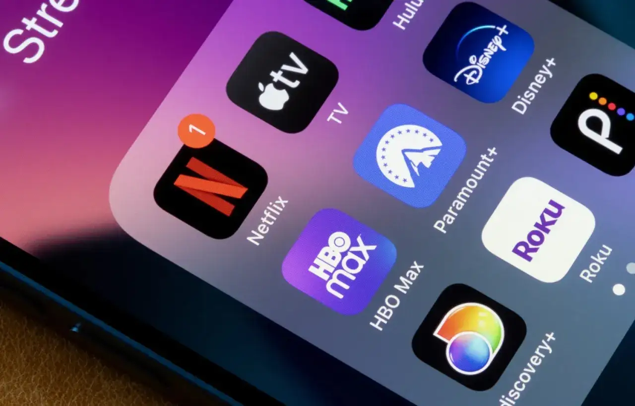 Ekran telefonu z ikonami aplikacji OTT: Netflix, HBO Max, Disney+, Roku i innymi.