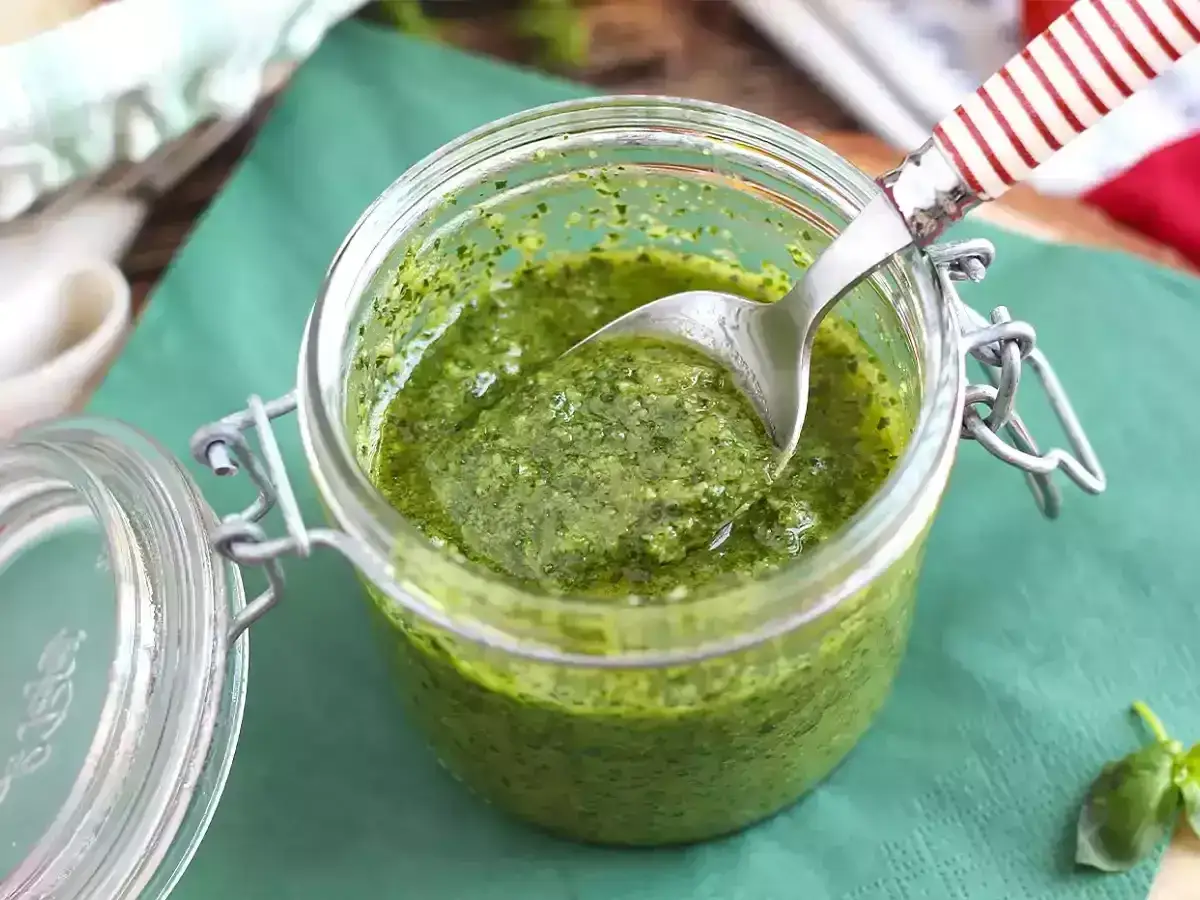Słoik domowego pesto, zielonej, aromatycznej pasty z bazylii, orzeszków piniowych, czosnku, parmezanu i oliwy. Idealne do makaronu!