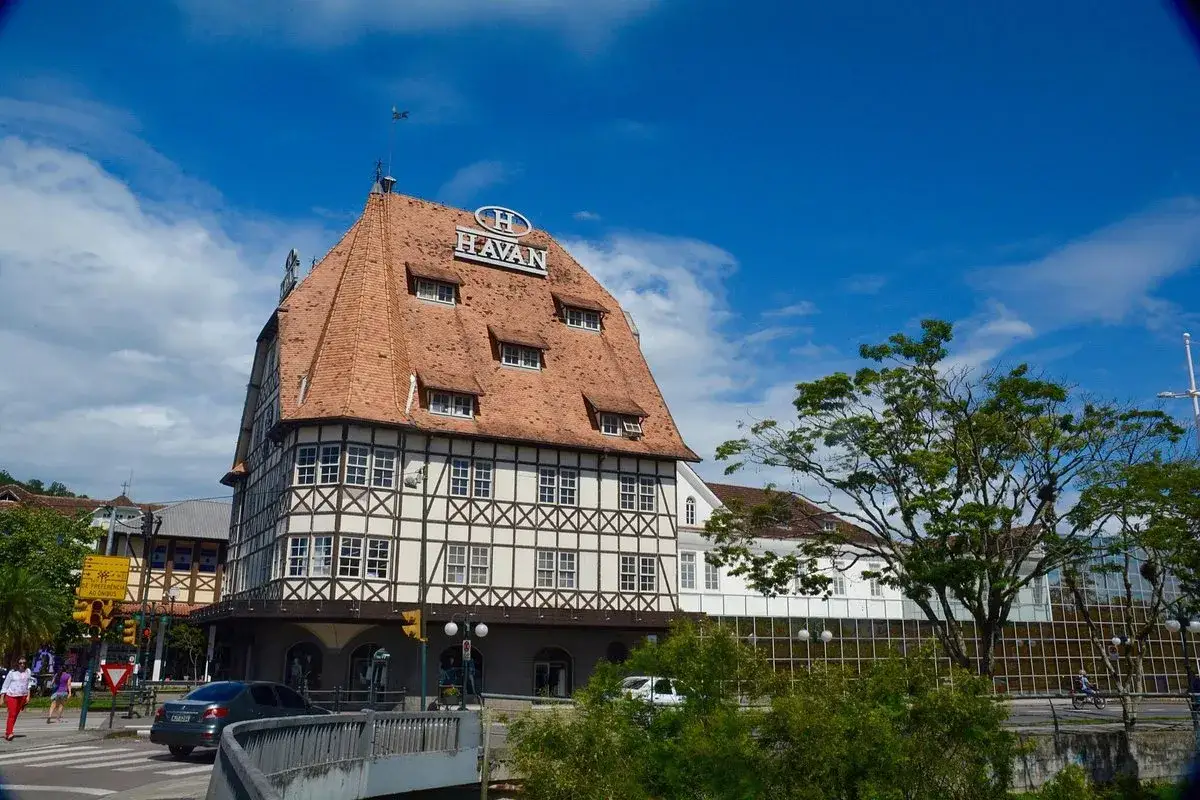 Fachwerkhaus mit HAVAN-Logo in Blumenau, Brasilien.