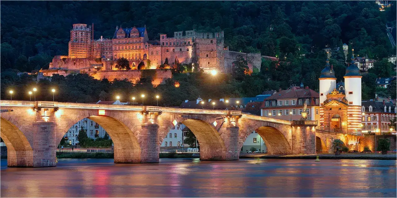 Heidelberg Castle thront &uuml;ber der beleuchteten Alten Br&uuml;cke. Ein Muss f&uuml;r jeden, der wissen will, was zu tun ist in Heidelberg.
