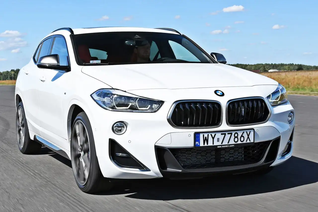 Białe BMW X2 w ruchu drogowym. Sprawdź aktualną bmw x2 cena i ofertę.