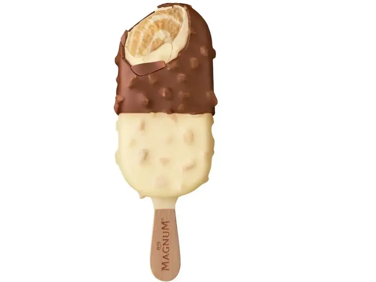 Magnum gb glass med chokladöverdrag och mandelbitar. En bit av glassen är av.