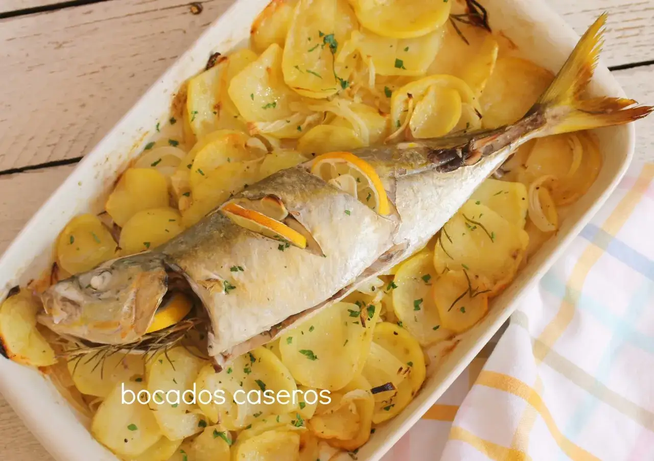 Pescado chicharro entero al horno con patatas, rodajas de lim&oacute;n y romero. Un plato casero y delicioso.