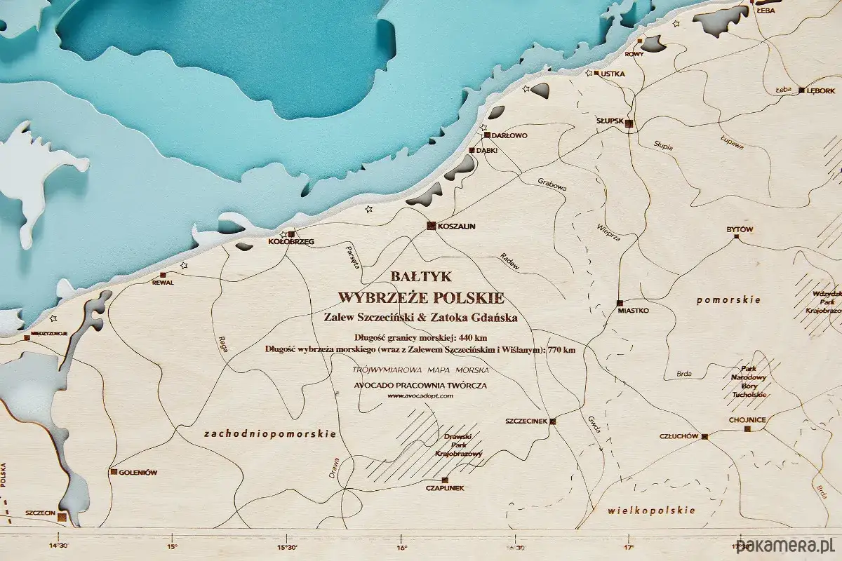 Tr&oacute;jwymiarowa mapa przedstawia polskie miejscowości nad Bałtykiem, od Zalewu Szczecińskiego po Zatokę Gdańską. Widoczne Kołobrzeg, Darłowo, Ustka, Słupsk, Łeba, Lębork, Koszalin, Byt&oacute;w, Miastko, Chojnice.