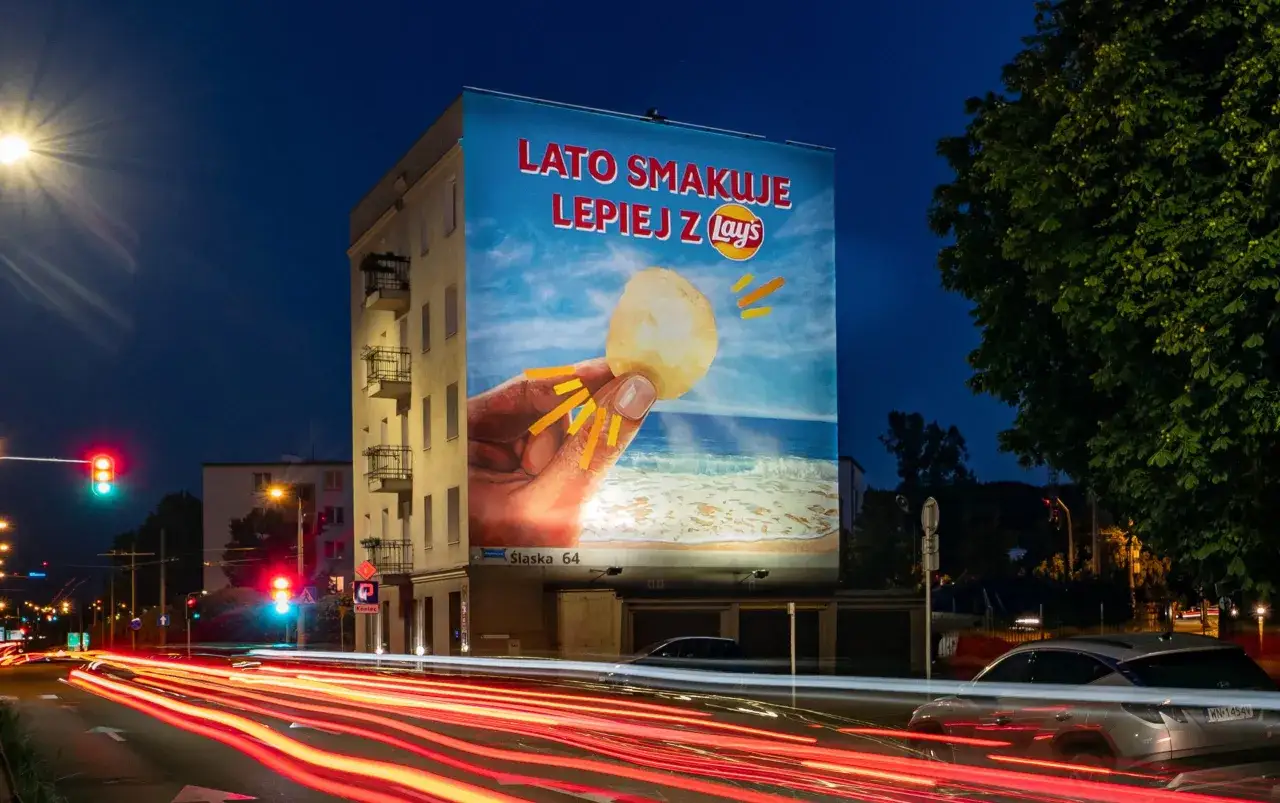 Nocna opłata reklamowa na budynku z hasłem