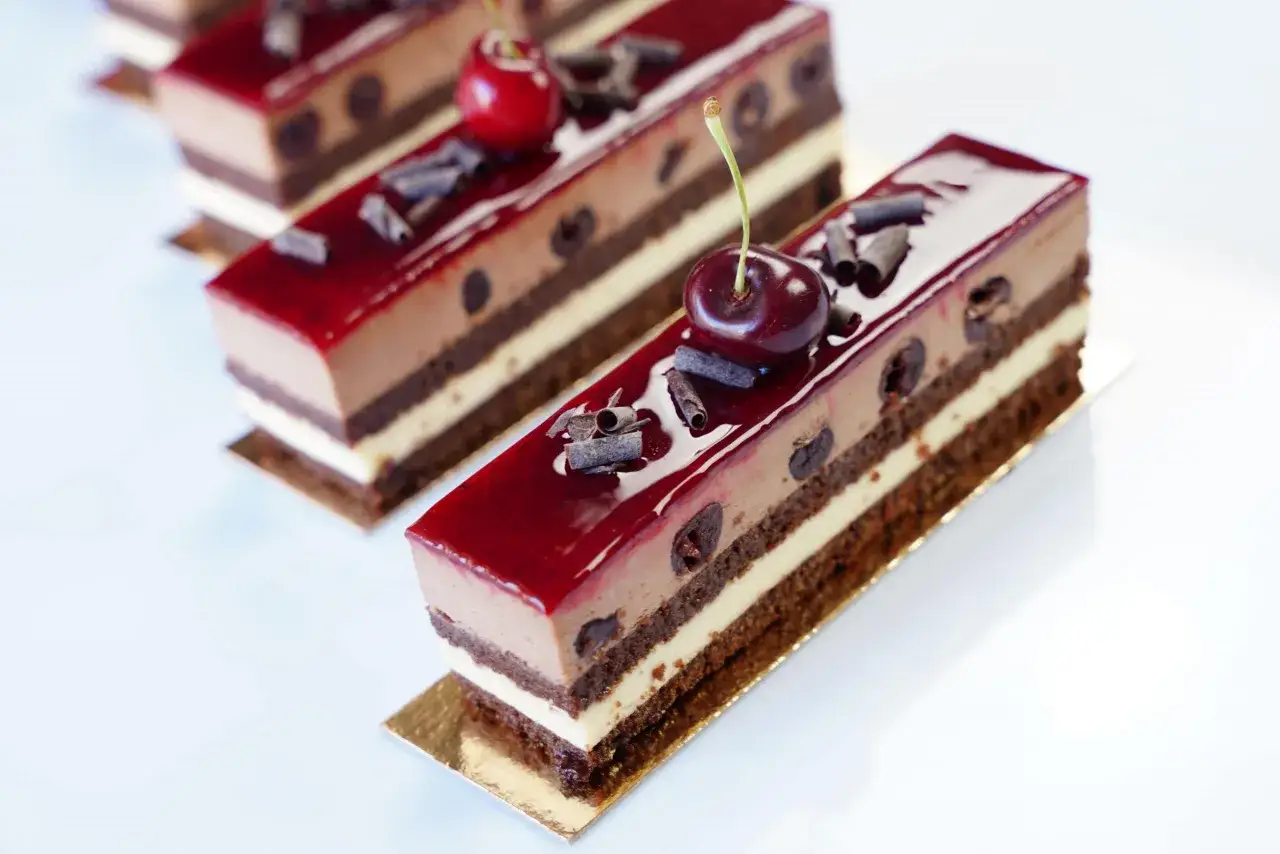 D&eacute;licieux g&acirc;teau For&ecirc;t Noire, inspir&eacute; par la recette Cyril Lignac, avec cerises et copeaux de chocolat.