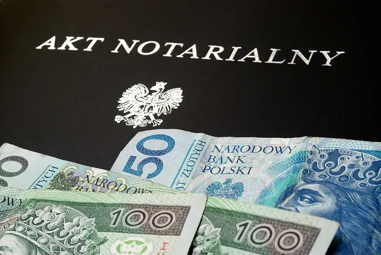 Akt notarialny i polskie banknoty. Czy to darowizna? Sprawdź, co to jest donacja.