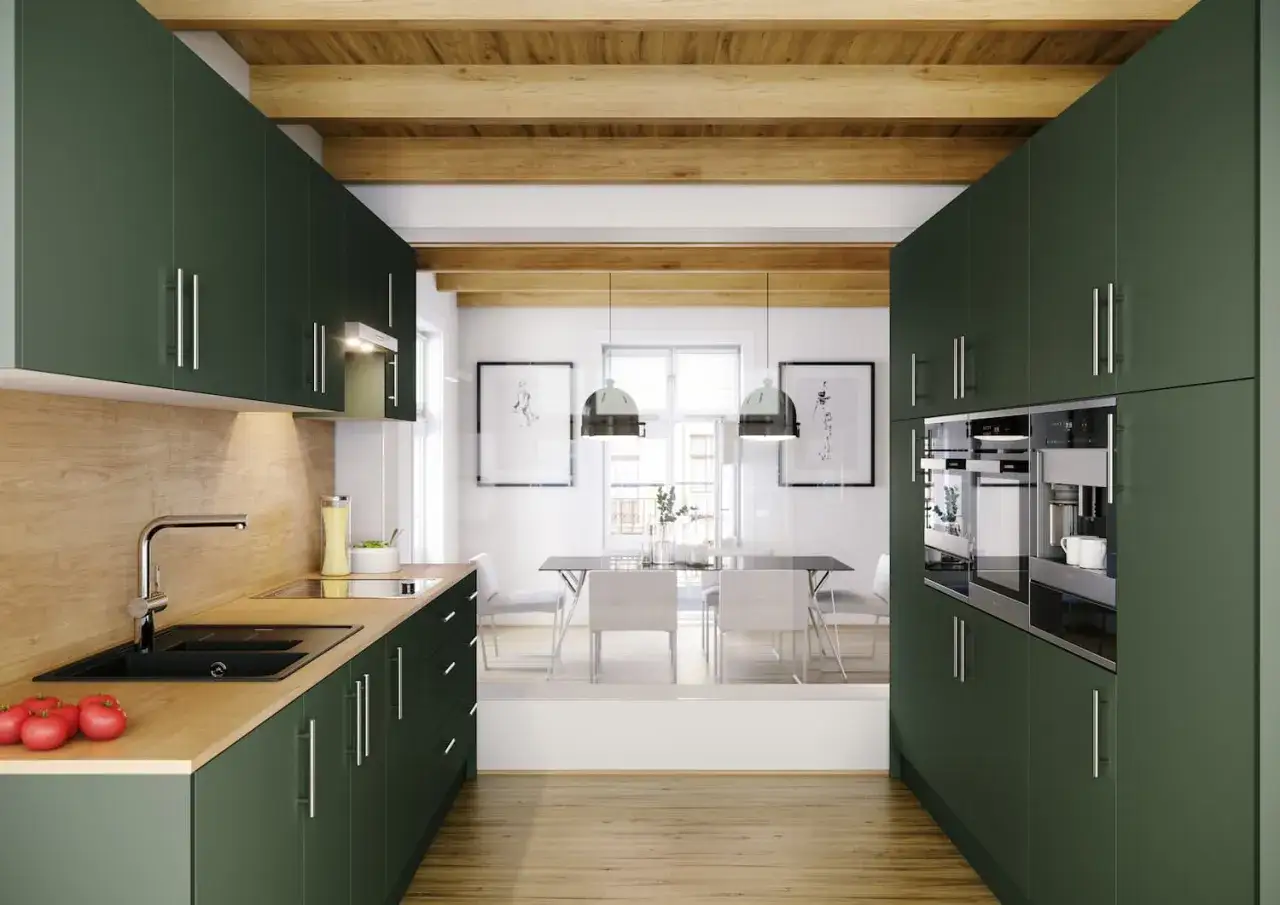 Elegante cocina con gabinetes verde bosque y encimeras de madera. La combinación de colores para cocina es moderna y acogedora, con vigas de madera a la vista.
