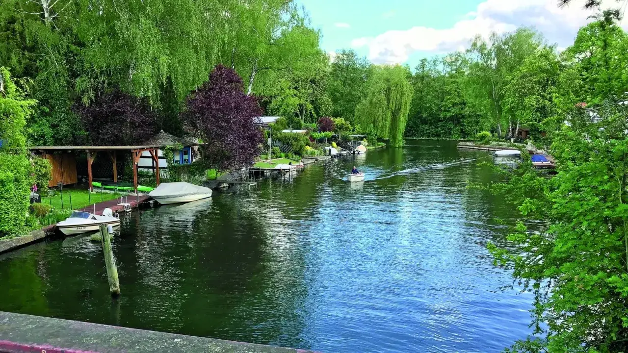 Idyllisches Wasserstraßen-Idyll in Berlin, das an ein