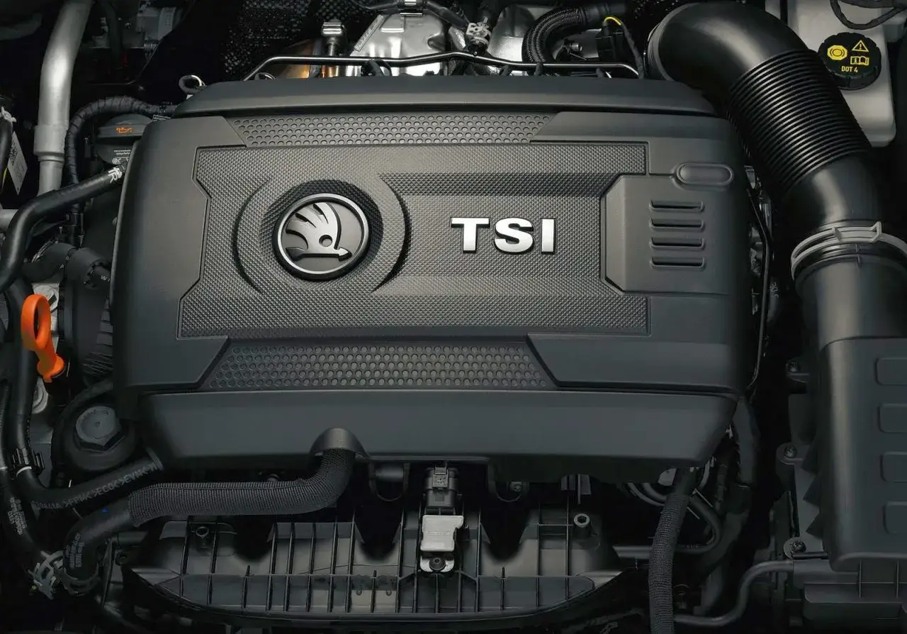 Silnik 1.8 TSI w Skodzie. Widoczny czarny plastikowy dekiel z logo i napisem TSI.