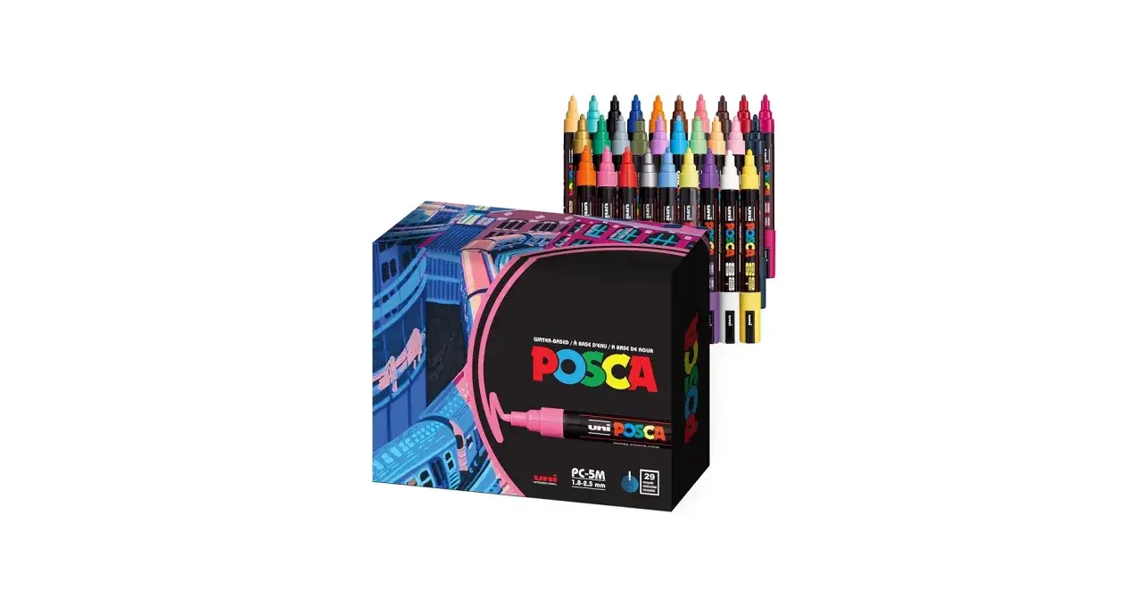 En uppsättning färgglada Posca-pennor och en låda med konstnärligt motiv. Perfekt för dig som vill måla med posca pennor och skapa livfulla verk.