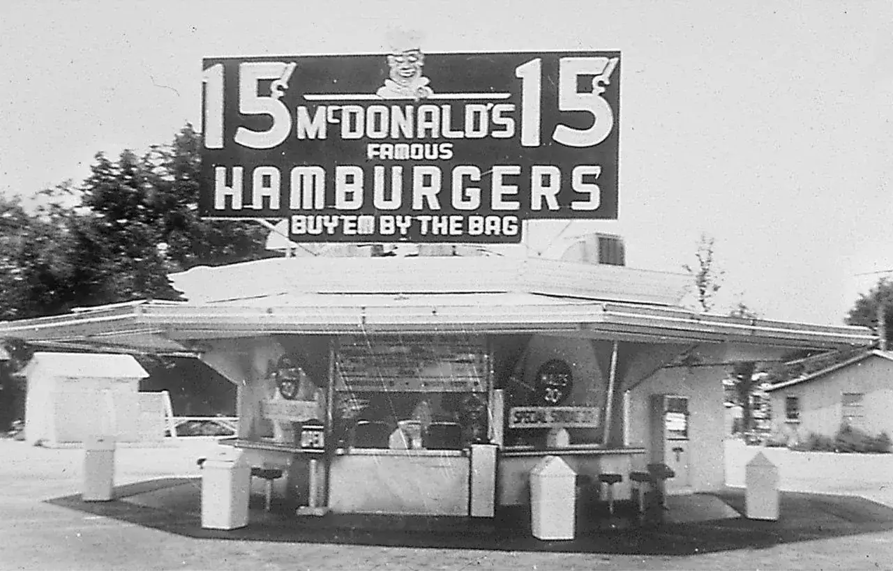Pierwszy McDonald's, gdzie Ray Kroc zaczął swoją przygodę z hamburgerami za 15 centów.