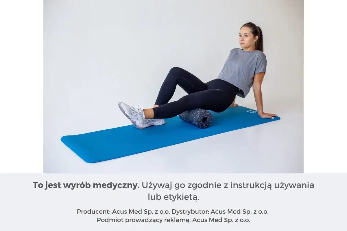 Kobieta masuje łydkę wałkiem, łagodząc ból kolana biegacza.