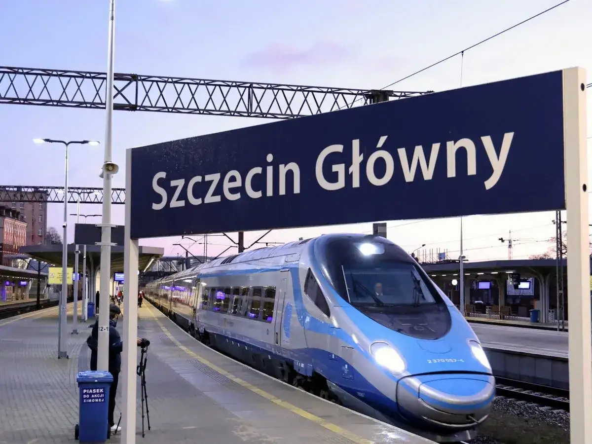 Nowoczesny pociąg Pendolino na stacji Szczecin Główny, gotowy do podróży do Warszawy.