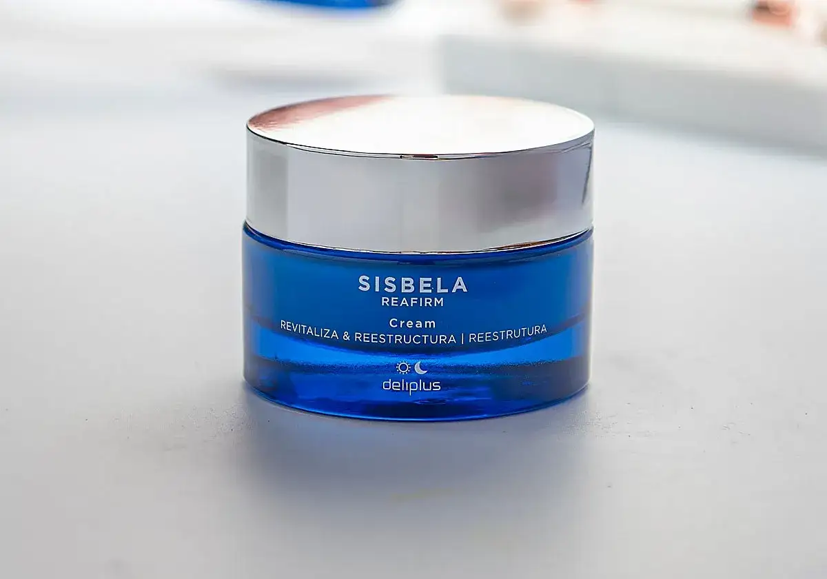 Crema antiarrugas Sisbela Reafirm de Deliplus (Mercadona). Frasco azul con tapa plateada.