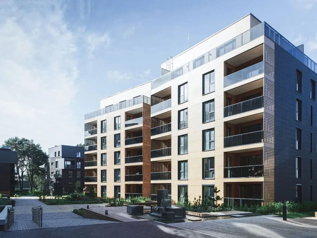 Nowoczesne apartamenty w osiedlu Devita Development z balkonami i przeszklonymi balustradami.