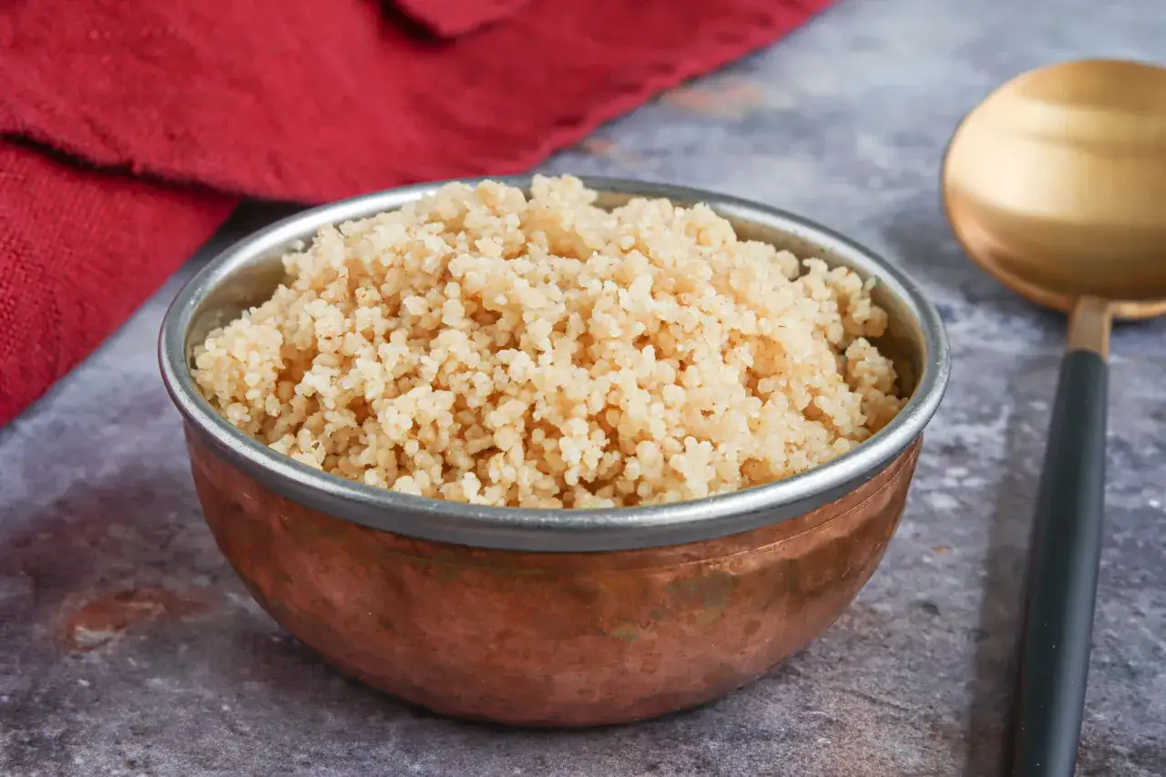 Eine Sch&uuml;ssel mit gekochtem Couscous, die Frage 