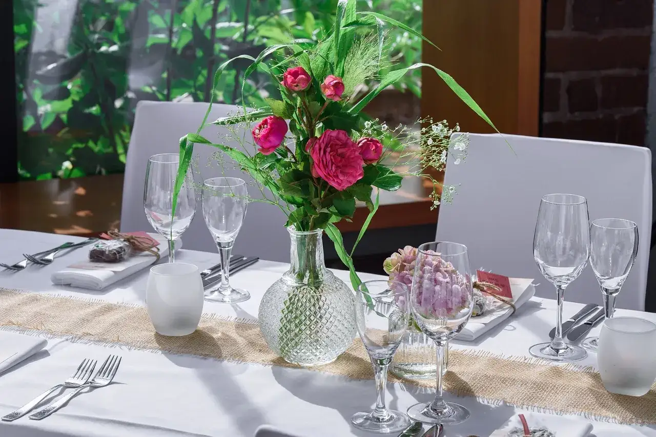Elegancka dekoracja sali weselnej z różami i hortensjami. Zastanawiasz się, ile kosztuje dekoracja sali weselnej?