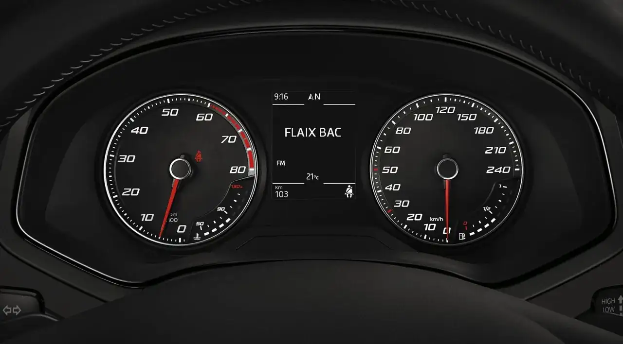 Tableau de bord d'une voiture avec indicateurs de vitesse et de régime moteur. Le message 