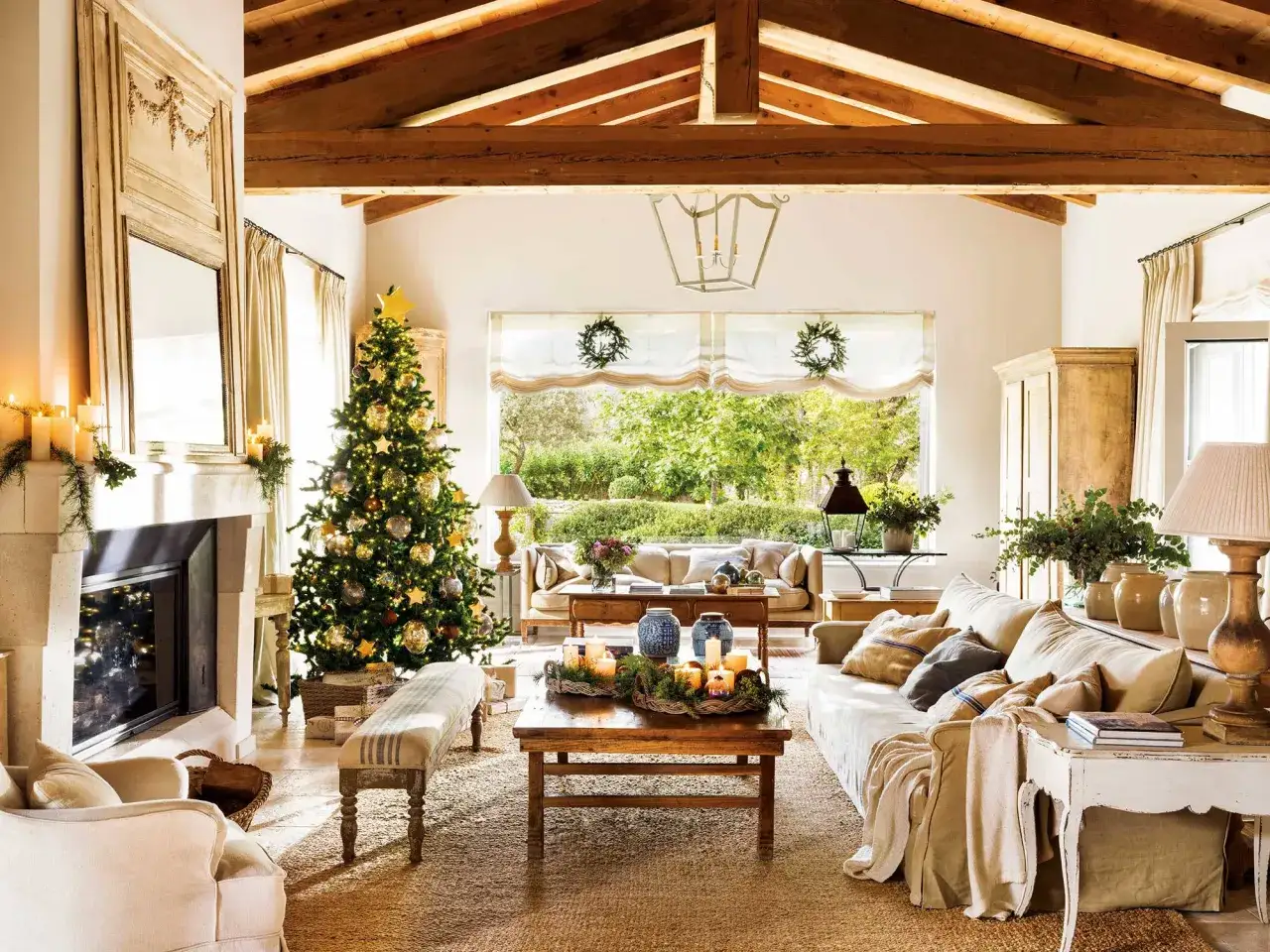 Salones decorados de Navidad con árbol iluminado, chimenea acogedora y detalles festivos.