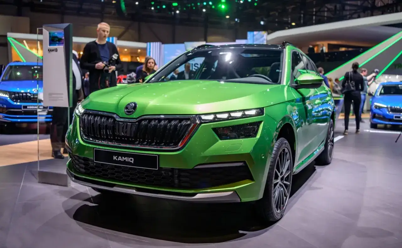 Zielony Skoda Kamiq na wystawie. Ten SUV oferuje imponujący prześwit, idealny na miejskie wyzwania i dalsze podróże.